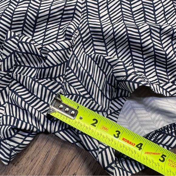 Athleta Blue and Gray Shorts - Chevron Pattern - Size Small - Picture 5 of 11